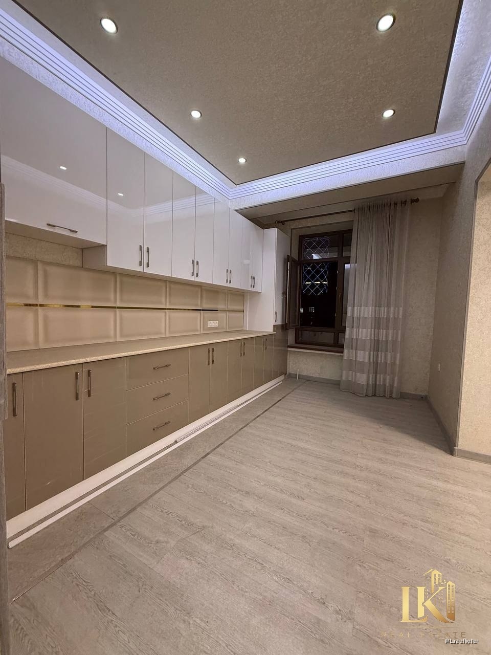 #9800 Продаётся: 🏠🏠🏠🏠🏠 Яккасарайский район НОВОСТРОЙКА КОМПЛЕКС "Parisien" Застрой. "Golden House" Ориентир: мост Мукими Видом на "Piramit Tower" ВО ДВОР И НА ФОНТАН